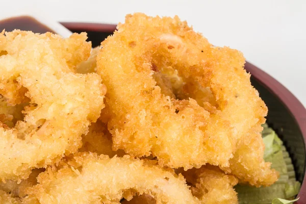 Diepe slagman gebakken inktvis ringen calamares met groene salade — Stockfoto