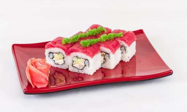 Sushi Maki Rollo hecho de Cangrejo, aguacate, pepino en el interior. Fresco —  Fotos de Stock