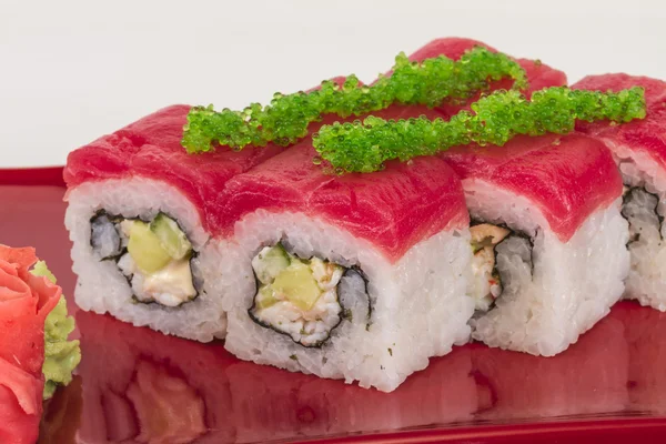 Lazackaviáros Sushi - Roll tarisznyarák, avokádó, uborka, belül készült. Friss — Stock Fotó