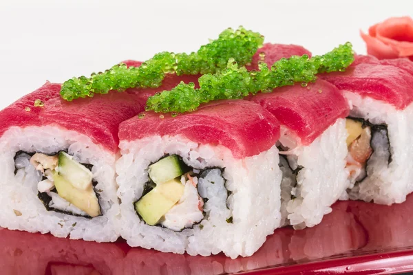 Maki sushi - rolki wykonane z kraba, awokado, ogórek, wewnątrz. świeży — Zdjęcie stockowe