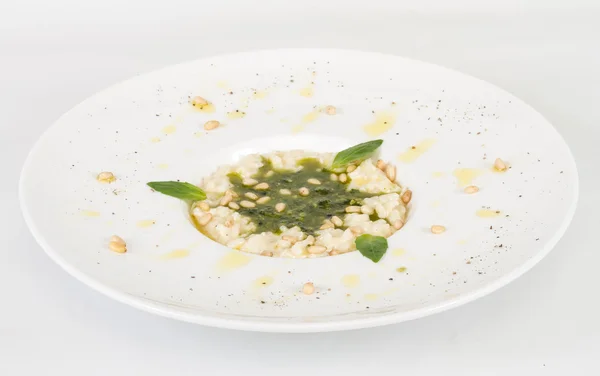 Foto van heerlijke risotto schotel met kruiden en cedar moer op whit — Stockfoto