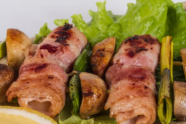 Bacon lindade grillade pilgrimsmusslor med svamp och bacon — Stockfoto