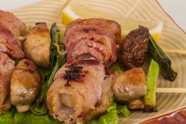 Bacon embrulhado vieiras grelhadas com cogumelos e bacon — Fotografia de Stock