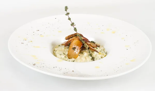 Zdjęcie danie smaczne risotto z ziół i grzybów na Zielone Świątki — Zdjęcie stockowe