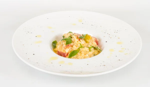 Foto van heerlijke risotto schotel met kruiden en tomaat op witte b — Stockfoto