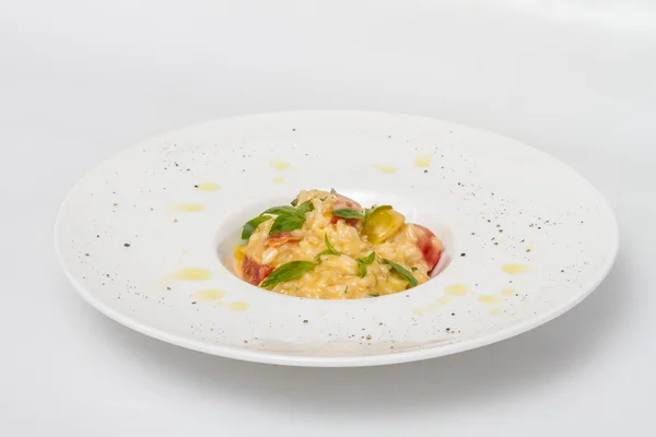 Photo de délicieux risotto aux herbes et tomate sur fond blanc b — Photo