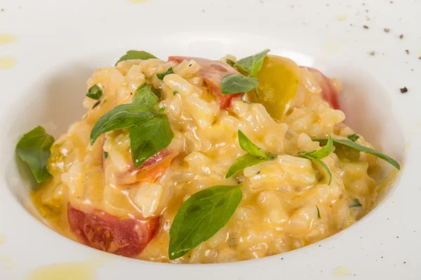 Zdjęcie danie smaczne risotto z ziół i pomidorów na b biały — Zdjęcie stockowe