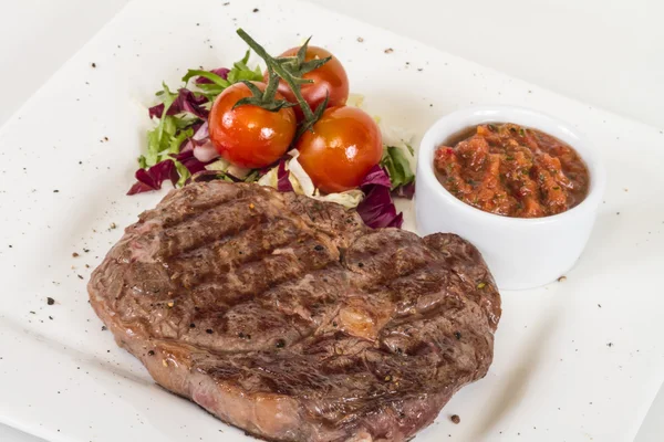 Steak de boeuf grillé isolé sur fond blanc — Photo