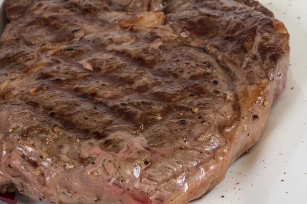 Grilovaný hovězí steak izolovaných na bílém pozadí — Stock fotografie