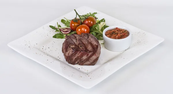 Steak de boeuf grillé isolé sur fond blanc — Photo