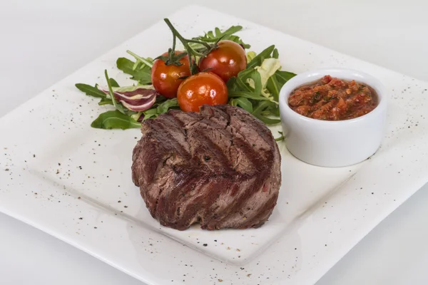 Grillezett marhahús Steak elszigetelt fehér Background — Stock Fotó