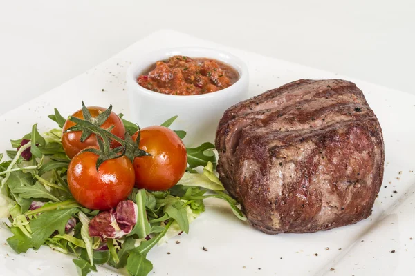 흰색 배경에 고립 된 구운된 쇠고기 스테이크 — 스톡 사진