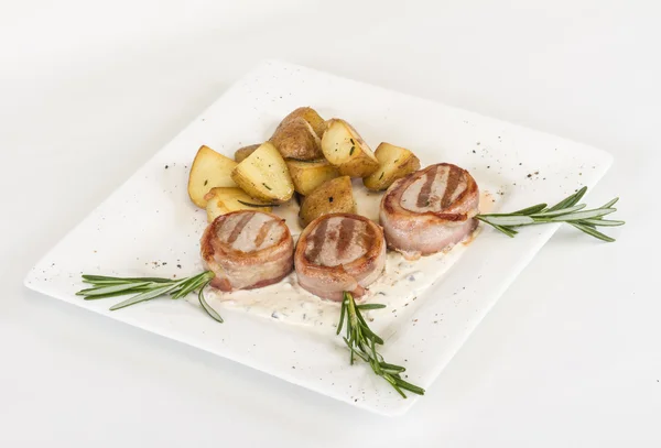 Roston sült steak grillezett zöldségekkel, burgonyapürével, baconba csomagolva — Stock Fotó