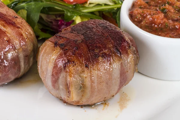 Steak grillé enveloppé dans du bacon, avec légumes grillés, purée — Photo