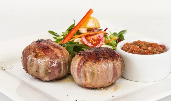 Gegrilde steak verpakt in spek, met gegrilde groenten, puree — Stockfoto
