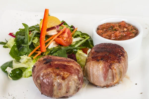Gegrilde steak verpakt in spek, met gegrilde groenten, puree — Stockfoto