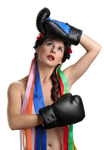 Oben ohne Mädchen mit Boxhandschuhen — Stockfoto