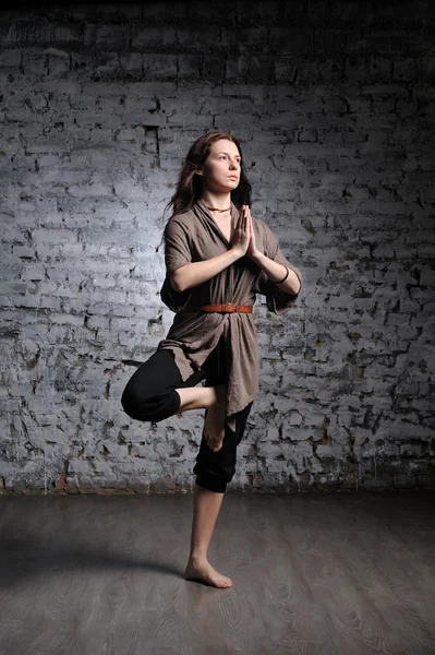 Kvinnan gör yoga övning — Stockfoto