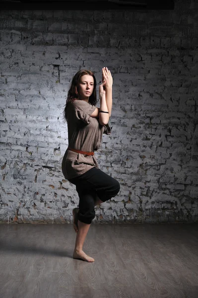 Mujer haciendo ejercicio de yoga —  Fotos de Stock
