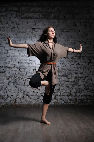 Donna che fa yoga esercizio fisico — Foto Stock
