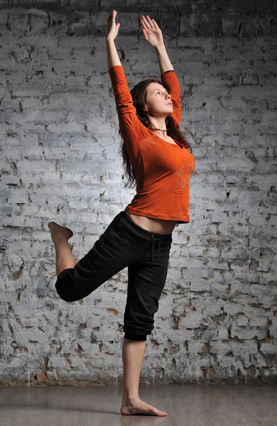 女人做瑜伽运动 — 图库照片