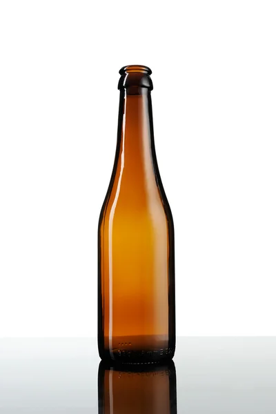 Boş şişe bira izole — Stok fotoğraf