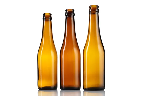 Üç boş şişe bira izole — Stok fotoğraf