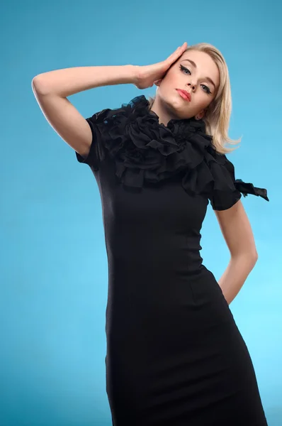 Blond kobieta z czarna suknia — Zdjęcie stockowe