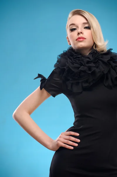Блондинка з чорною офіційною сукнею — стокове фото