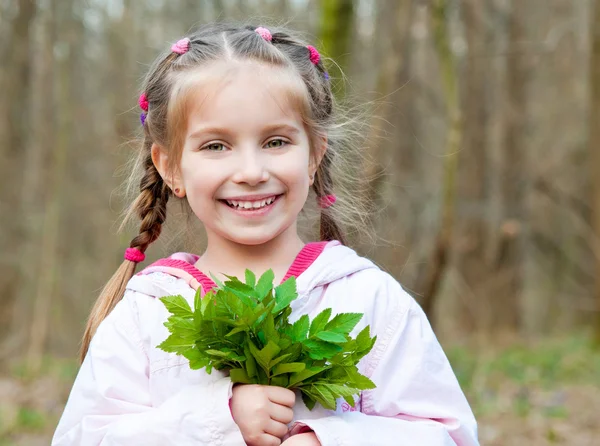 Симпатичная маленькая девочка на дереве — стоковое фото