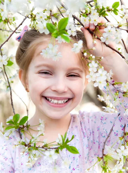 Menina com arbusto florescendo — Fotografia de Stock