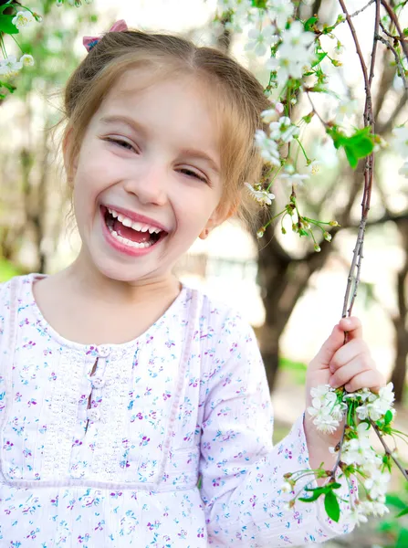 Bambina con cespuglio fioritura — Foto Stock