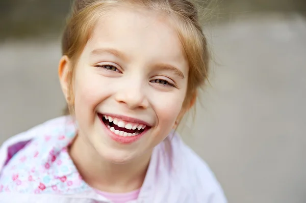 Kleines Mädchen mit blühendem Strauch — Stockfoto