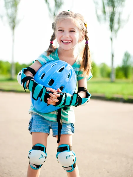 Klein meisje in rolschaatsen — Stockfoto