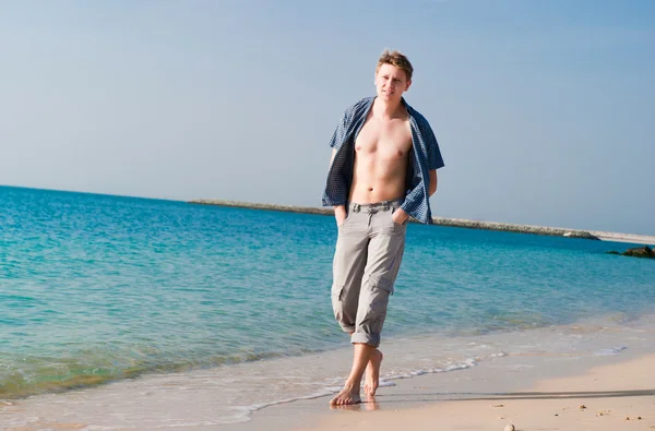 Sterke jonge man op strand — Stockfoto