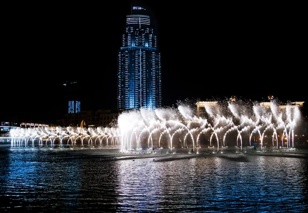 Кольоровий водяний фонтан вночі — стокове фото