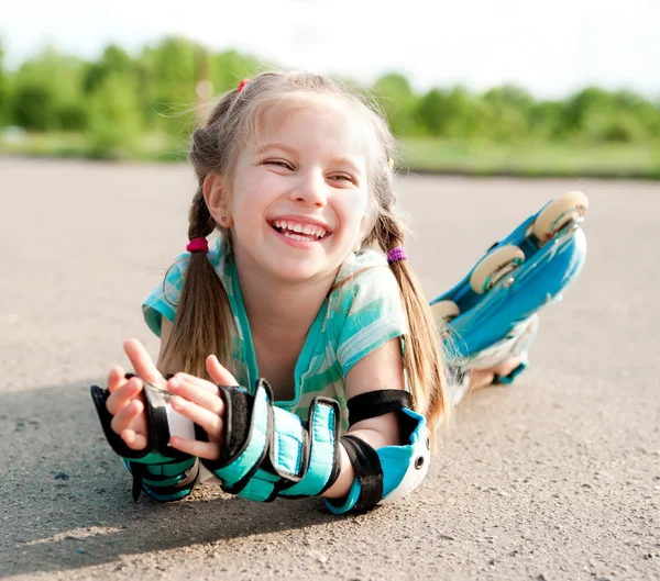 Kleines Mädchen auf Rollschuhen — Stockfoto