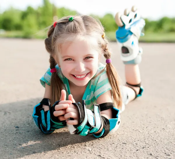 Klein meisje in rolschaatsen — Stockfoto