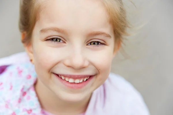 Bela liitle menina close-up — Fotografia de Stock