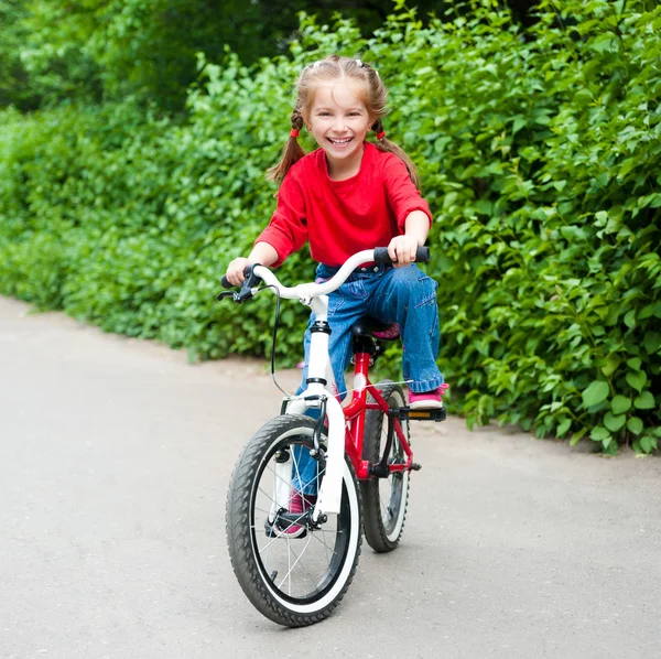 Bisiklet ile kız — Stok fotoğraf