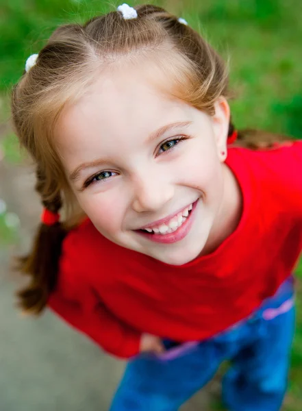 Schattig klein meisje — Stockfoto