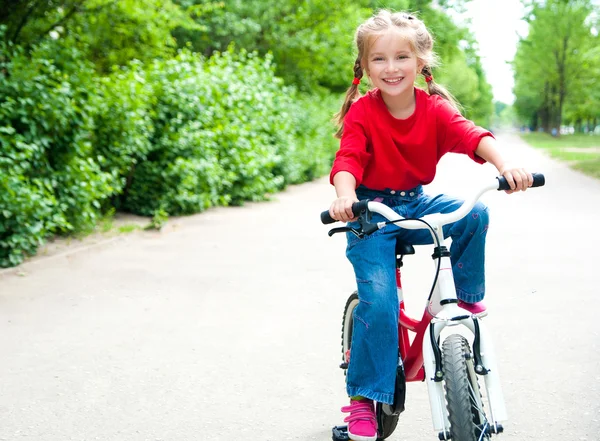 Chica con bicicleta —  Fotos de Stock