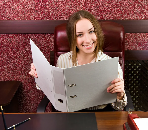 Biznes kobieta w biurze — Zdjęcie stockowe