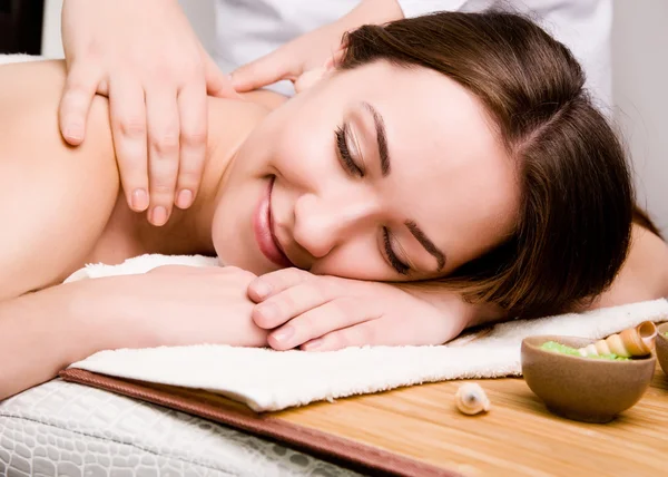 Mujeres relajándose en el salón de spa — Foto de Stock