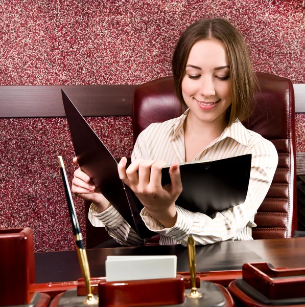 Geschäftsfrau im Büro — Stockfoto