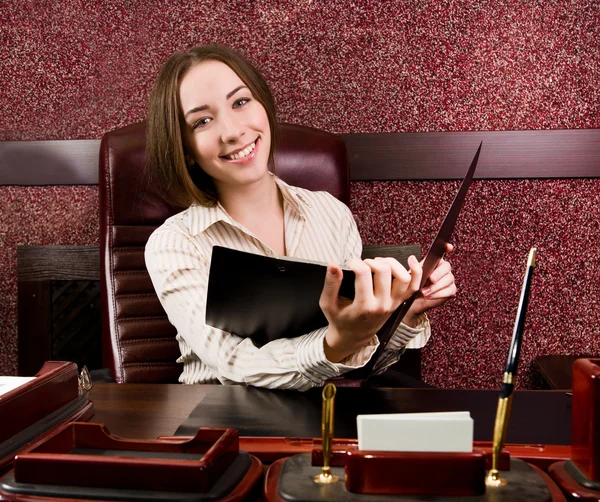 Obchodní žena v kanceláři — Stock fotografie