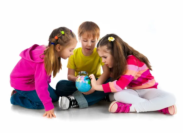 Kids with a globe of the world — Stock Photo, Image