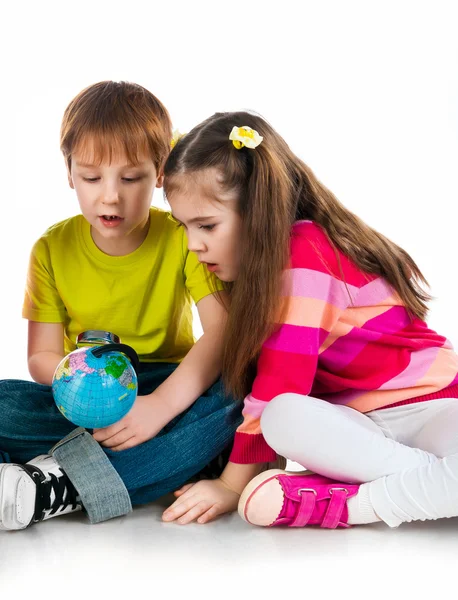 Crianças com um globo do mundo — Fotografia de Stock