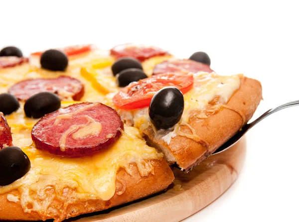 Pizza över vita — Stockfoto