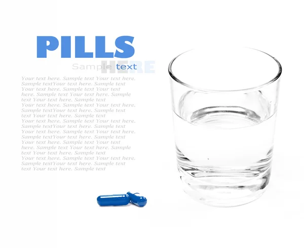 Primer plano de la píldora y el agua — Foto de Stock